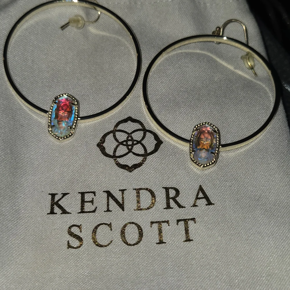 Kendra Scott Elora Gold Hoop Earrings with Dicondric Stone - Picture 3 of 4